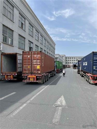 今天周六,集裝箱還在排隊發貨,廠門口都停滿